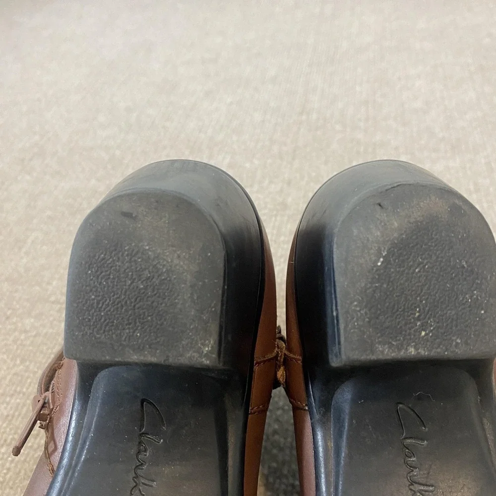 Clarks Booties Womens Size‎ 7 Brown Leather Ankle Zip Buckle Low Heel Bendables